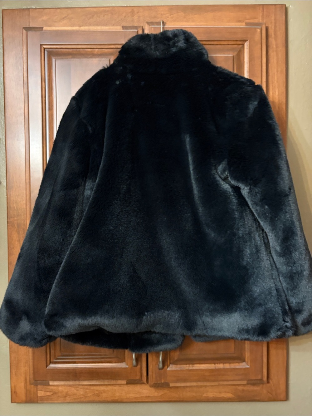 T Tahari Plush Faux Fur Coat-Black size M front pockets, 3 eye hooks and collar - Picture 7 of 9